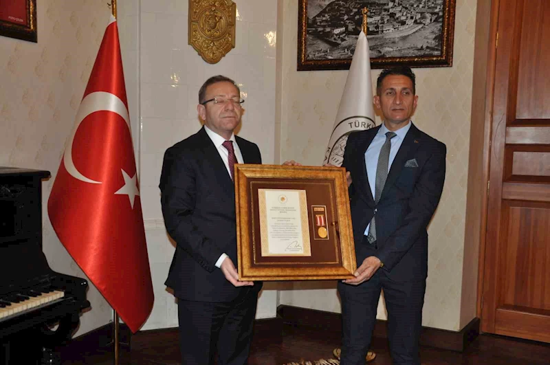 Kars’ta şehit ailelerine devlet övünç madalyası verildi
