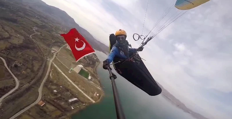 Çanakkale Zaferinin yıl dönümünü, gökyüzünde paraşütle uçarak kutladı
