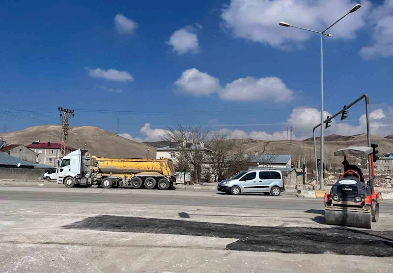 Van Büyükşehir Belediyesinin yollarda bakım ve onarım çalışmaları sürüyor