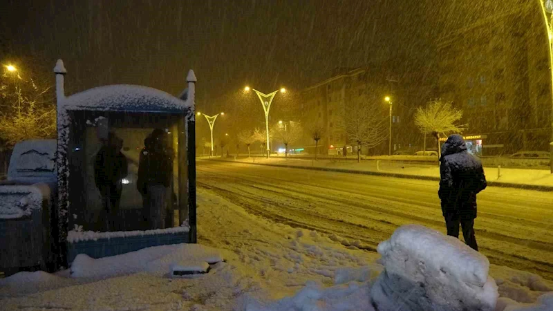 Bitlis’te kar yağışı etkili olmaya devam ediyor
