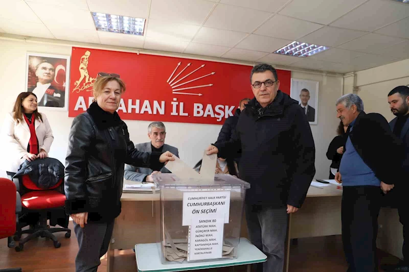 Ardahan’da CHP’de cumhurbaşkanı adaylık ön seçimi için oy kullanılıyor
