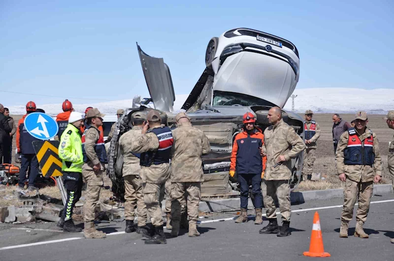 Kars’ta araçlar adeta birbirine yapıştı
