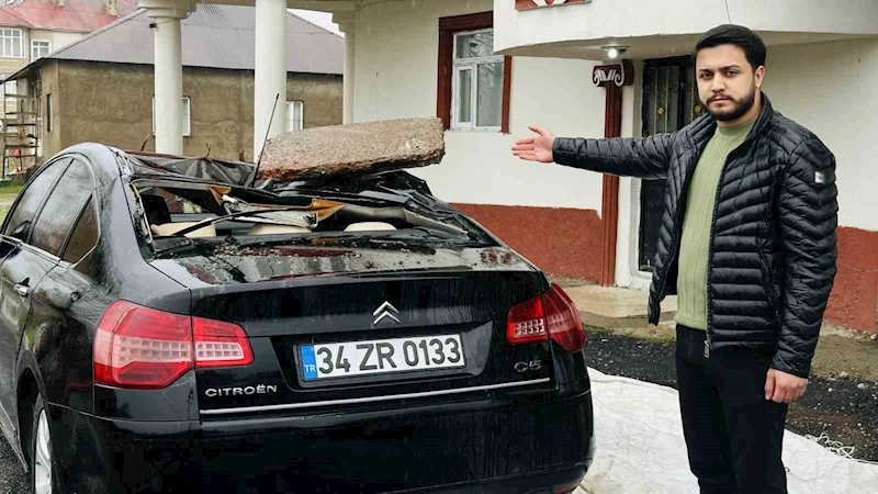 Yüksekova’yı fırtına vurdu: Çatılar uçtu, bir araç hasar gördü

