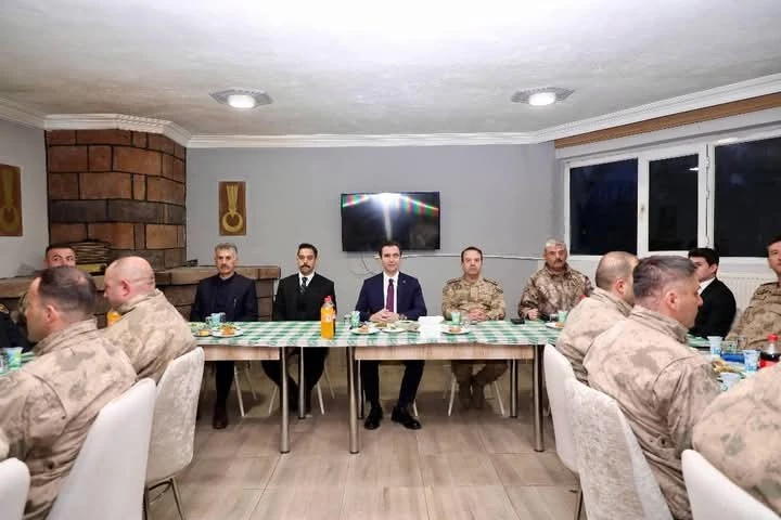 Vali Karakaya Mehmetçiklerle bir araya geldi
