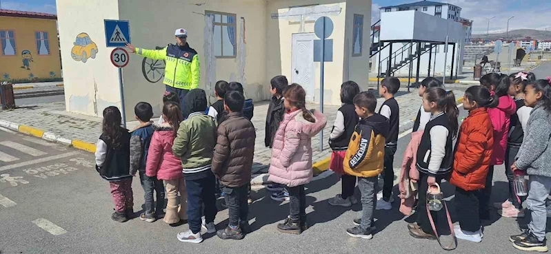 Kars’ta öğrencilere trafik eğitimi
