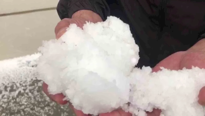 Dolu yağışı Kars’ı beyaza bürüdü
