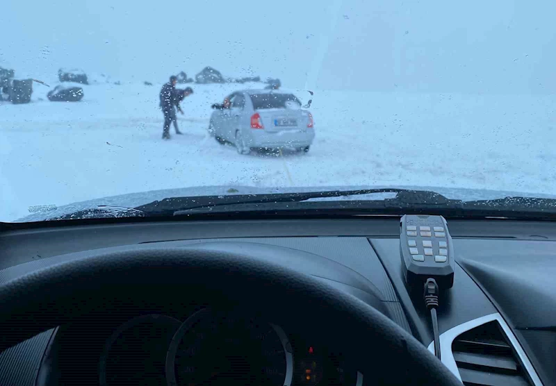 Erzurum’da araçlar karlı yolda kaldı, offroadçular yardıma koştu
