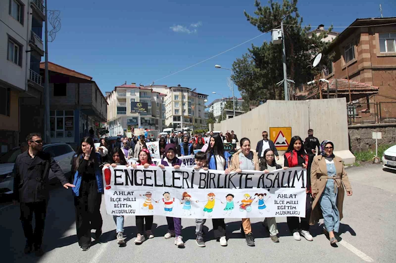 Ahlat’ta engelliler için farkındalık yürüyüşü
