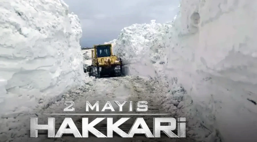 Yüksekova’da 3 metrelik karda yol açma çalışması