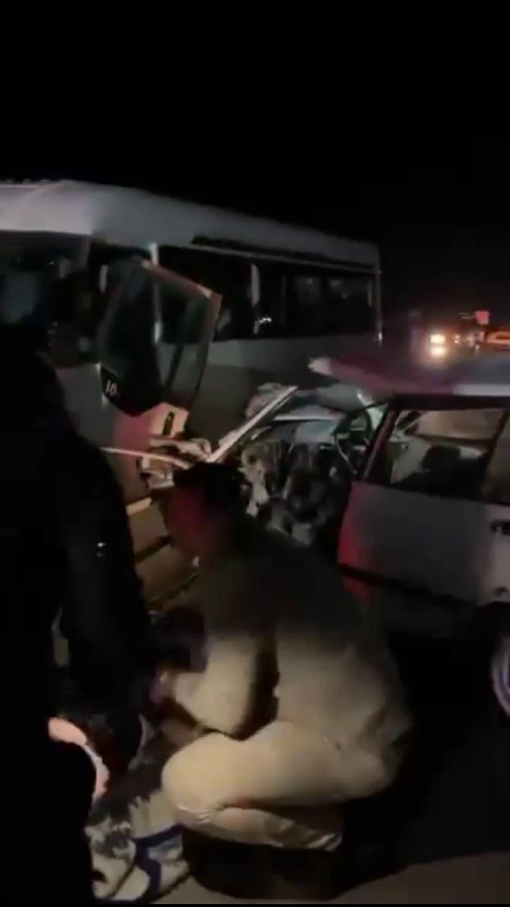 Uzundere’de midibüs ile otomobil çarpıştı: 2 yaralı
