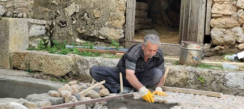 Ekmeğini 45 yıldır taştan çıkarıyor
