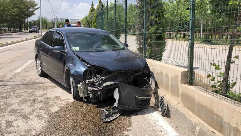Elazığ’da otomobil duvara çarptı: 1 yaralı

