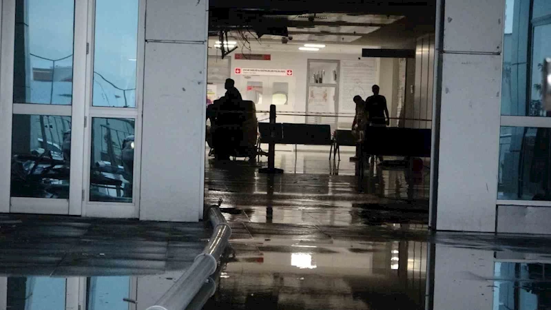 Sağanağın etkili olduğu Malatya’da hastanenin tavanı çöktü
