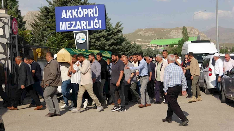 Doğa Yürüyüşünde Kaybolan ve Cansız Bedeni Bulunan Vanlı Müdür Yardımcısı Toprağa Verildi