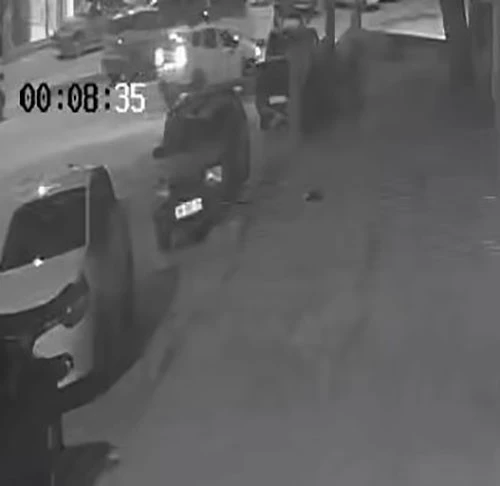 8 kişinin yaralandığı silahlı saldırı anı güvenlik kameralarına yansıdı

