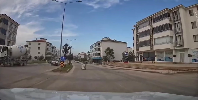 Elazığ’da şiddetli fırtına çöp konteynerini adeta gezintiye çıkardı
