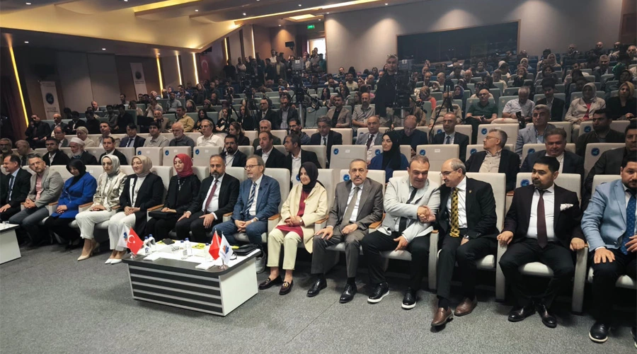 Cüneyd Zapsu, YYÜ’de Gençlerle Buluştu: Hem Aile Mirasını Anlattı, Hem Geleceğe Işık Tuttu
