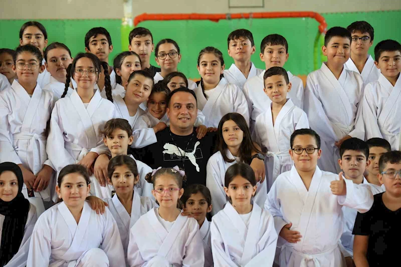 Milli antrenör polisten örnek davranış: 90 çocuğa gönüllü kurs veriyor
