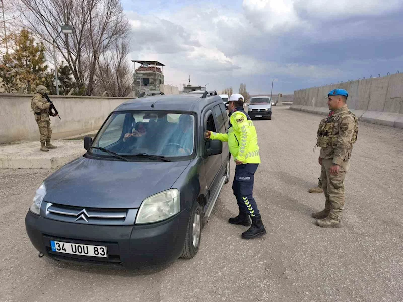 Ağrı’da jandarmadan geniş çaplı trafik denetimi: 7 gözaltı
