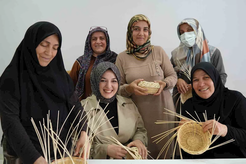 Kanser hastası kadınlar, umutlarını rattan objelere taşıdı
