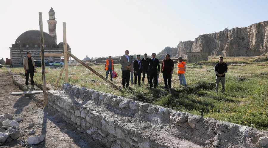 Van Kalesi Güney Surları Yeniden Canlanıyor: Restorasyon Çalışmaları Başladı
