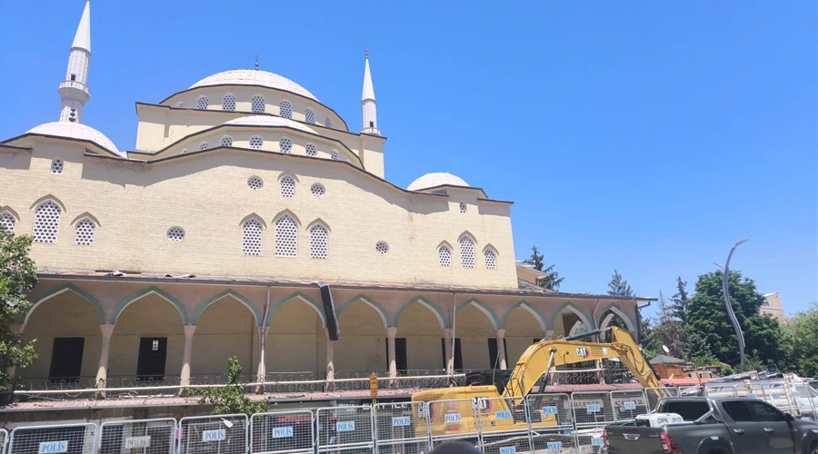 Van’ın Hafızasında Bir Yarım Asır: Hazreti Ömer Camii’ne Duygusal Veda