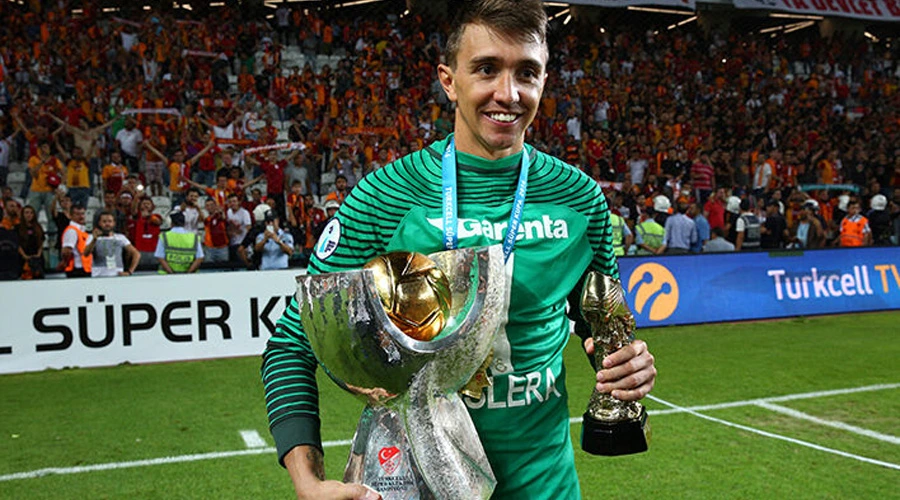 Galatasaray Efsanesi Muslera, Estudiantes