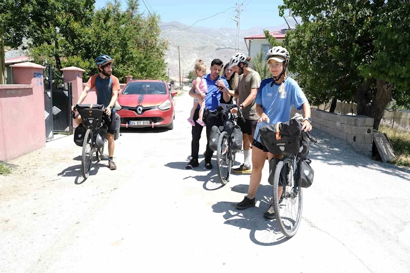 Fransa’dan bisikletle yola çıkan 3 Fransız, 70 günlük bir yolculukla Erzincan’a ulaştı
