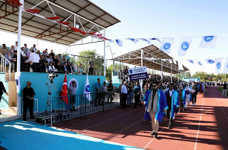 Van YYÜ’de mezuniyet coşkusu