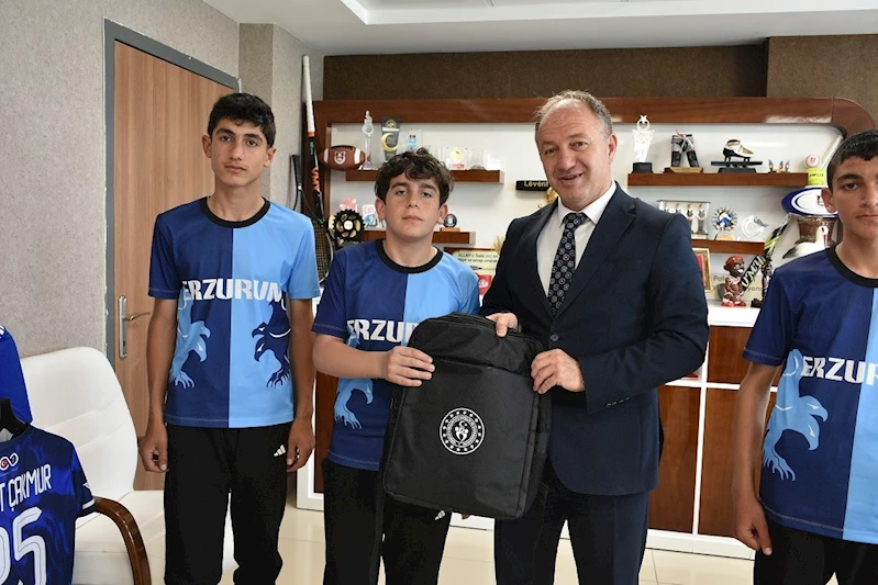 Çakmur kutladı hediye verdi
