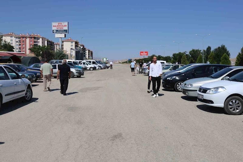 Elazığ ikinci el oto pazarında araç çok, alıcı yok
