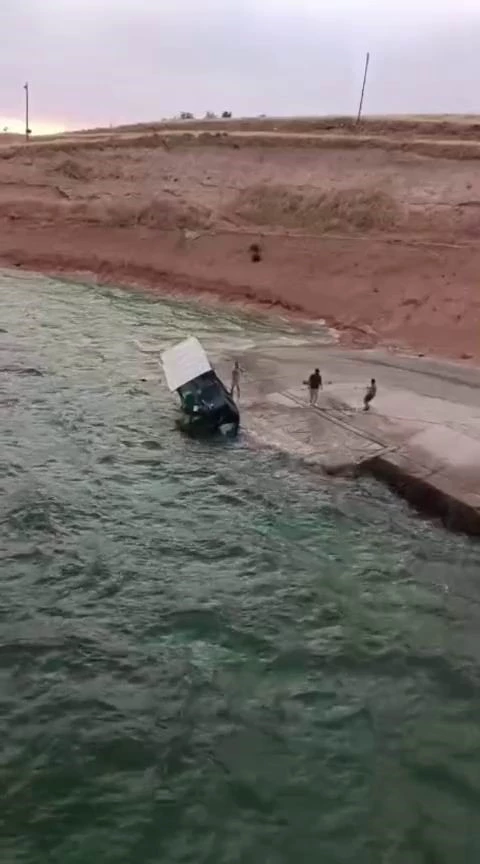 Kıyıdaki tekne rüzgarın etkisiyle suya gömüldü
