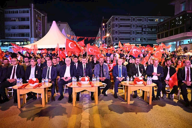 Erzurum’da demokrasi nöbetine yoğun katılım
