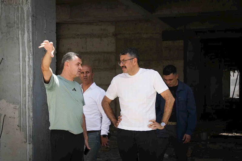 Vali Çelik, çok amaçlı spor salonu inşaatını inceledi
