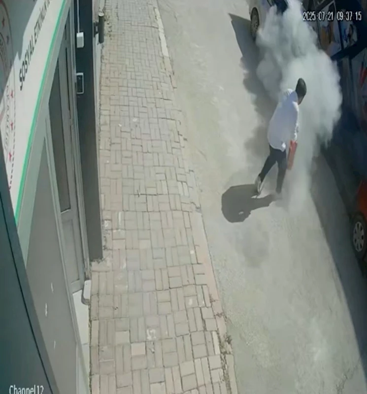 Elazığ’da araç yangını güvenlik kameralarına yansıdı

