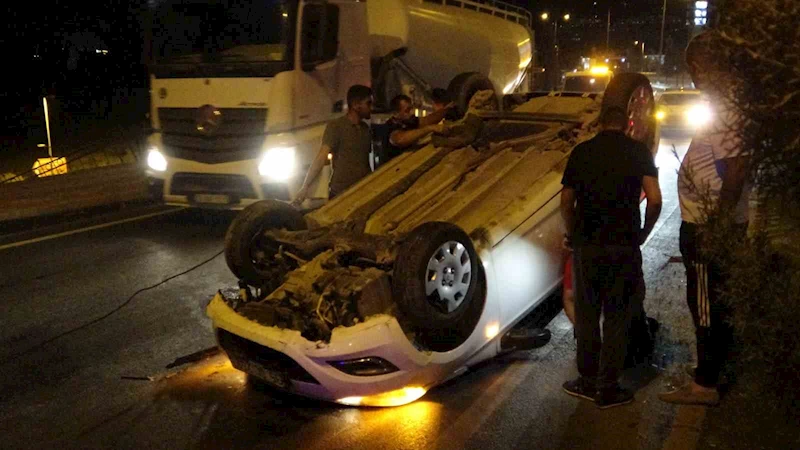 Refüje çarparak ters dönen araçtan burnu kanamadan çıktı
