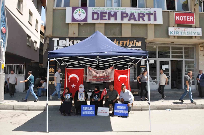 Muş’ta ailelerin evlat nöbeti umutla devam ediyor
