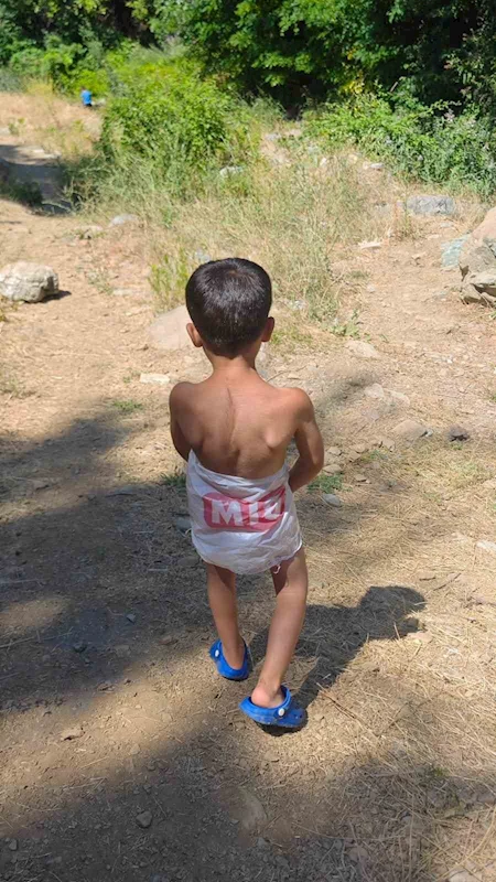 Mayo bulamadı, serinlemek için market poşetini mayo yapıp suya girdi
