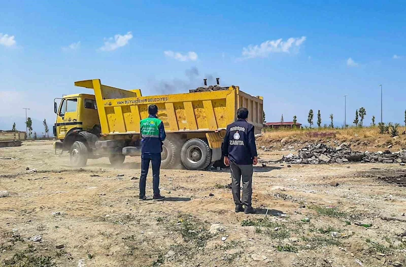 Van Büyükşehir Belediyesi’nden hafriyat temizleme çalışması