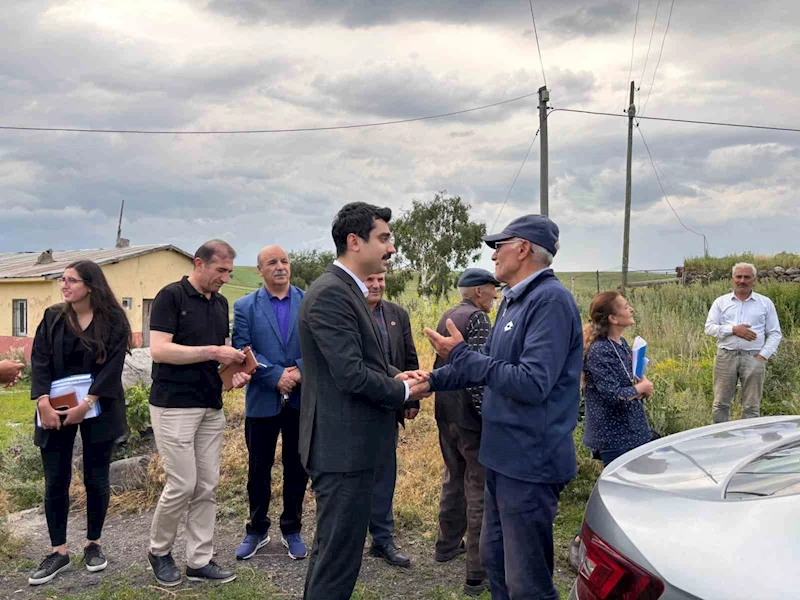 Susuz Kaymakamı Tutal, makamda oturmuyor
