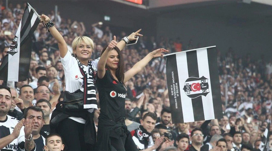 Beşiktaş Tribünlerinde Şok: Sergen Yalçın Tartışması Avrupa Sahnesine Taşındı!