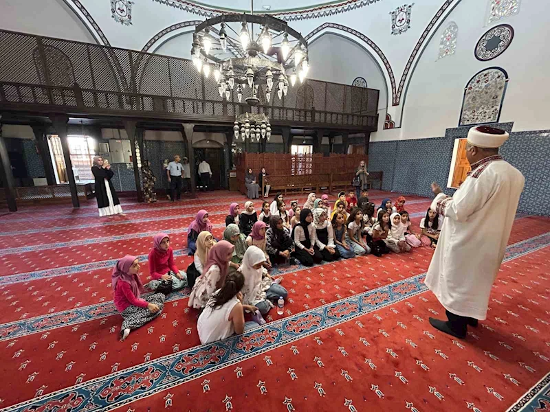 Kur’an kursu öğrencileri Hüsrev Paşa Camii’nin manevi atmosferini teneffüs etti