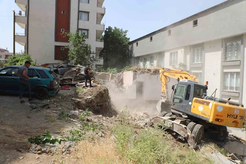 Hakkari Belediyesi metruk evleri yıkılmaya başlandı
