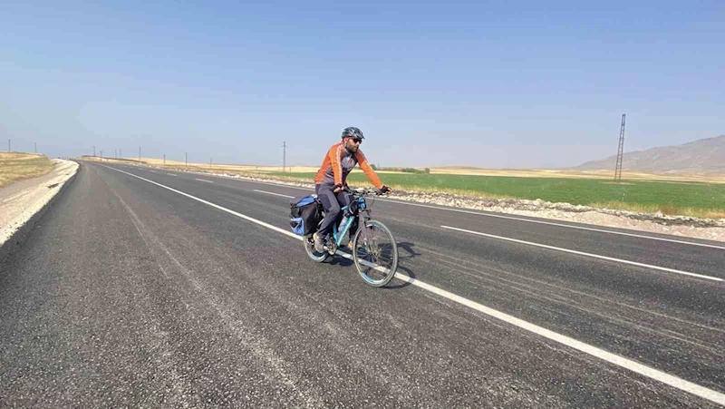 Mersinli bisikletçi Van Gölü için pedal çevirdi
