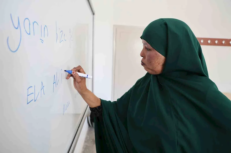 Kanser hastası annesi için 6 bin kilometre geldi: Tercüman bulamadığı için Türkçe kursuna yazıldı
