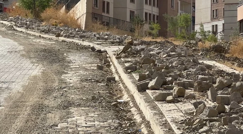 Kaldırımlarda bırakılan moloz yığınları tepkilere neden oldu

