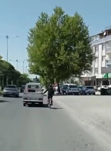 Elazığ’da bisikletlinin tehlikeli yolculuğu
