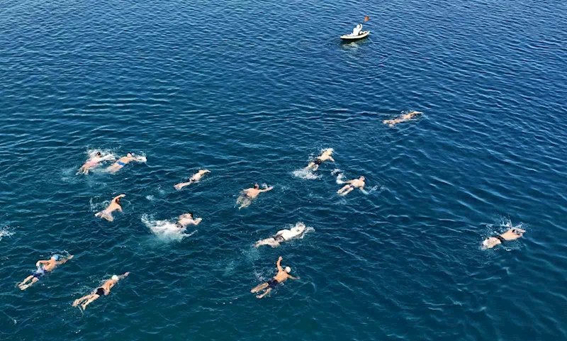 Merhum Vali Erol Karaömeroğlu anısına Van Gölü’nde yüzme maratonu