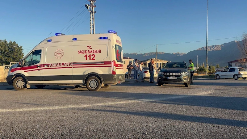 Otomobille çarpışan motosikletin sürücüsü yaralandı
