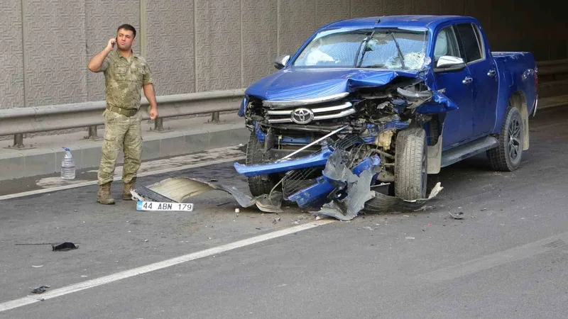 Sivil ekip aracı ile jandarma aracı çarpıştı, trafik kilitlendi
